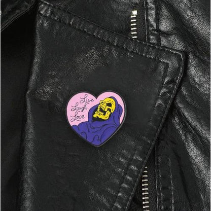 Pin Broche divertido Skeletor corazón "vive, ríe, ama"