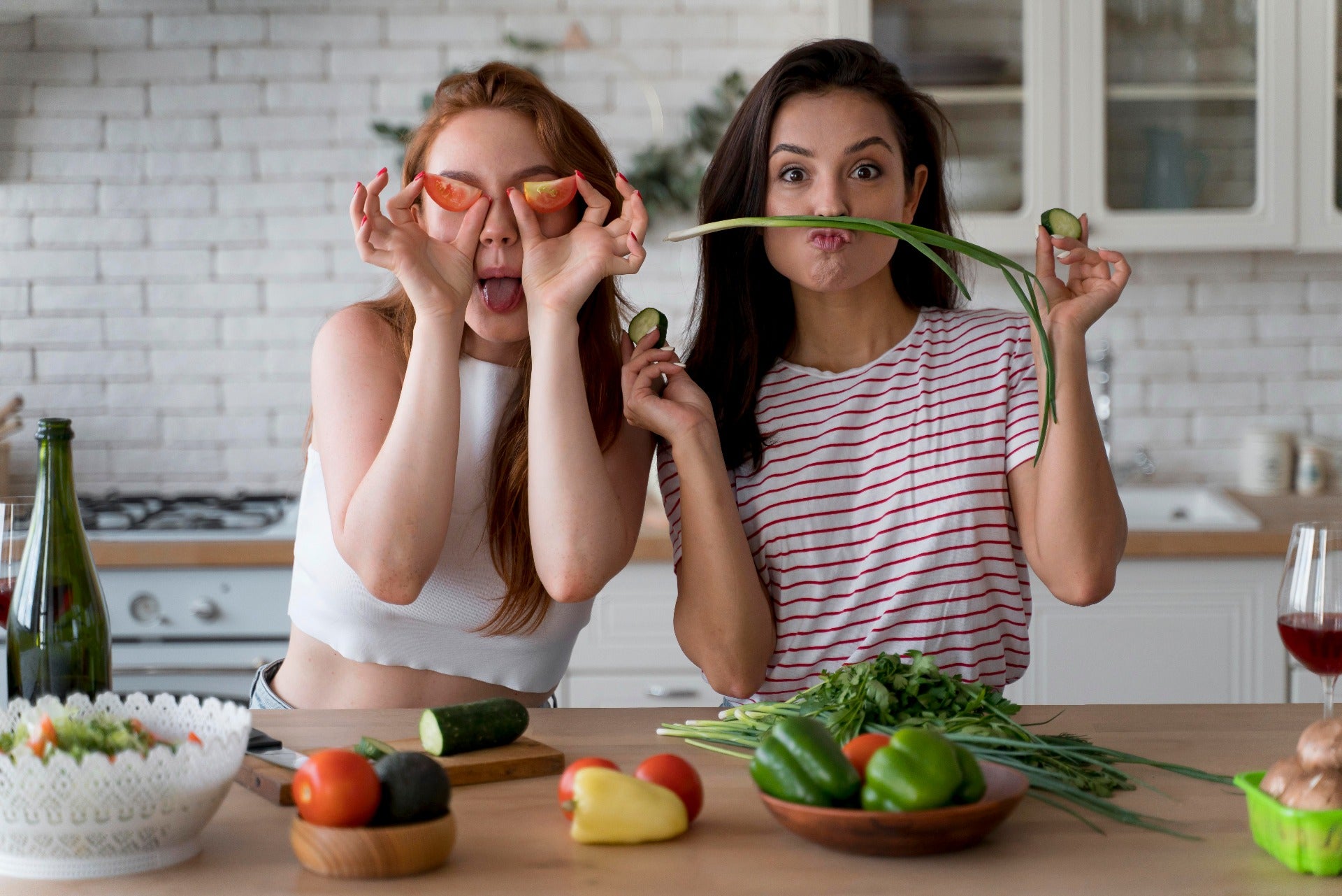 mujeres-divirtiendose-mientras-preparan-comida_ympK.jpg