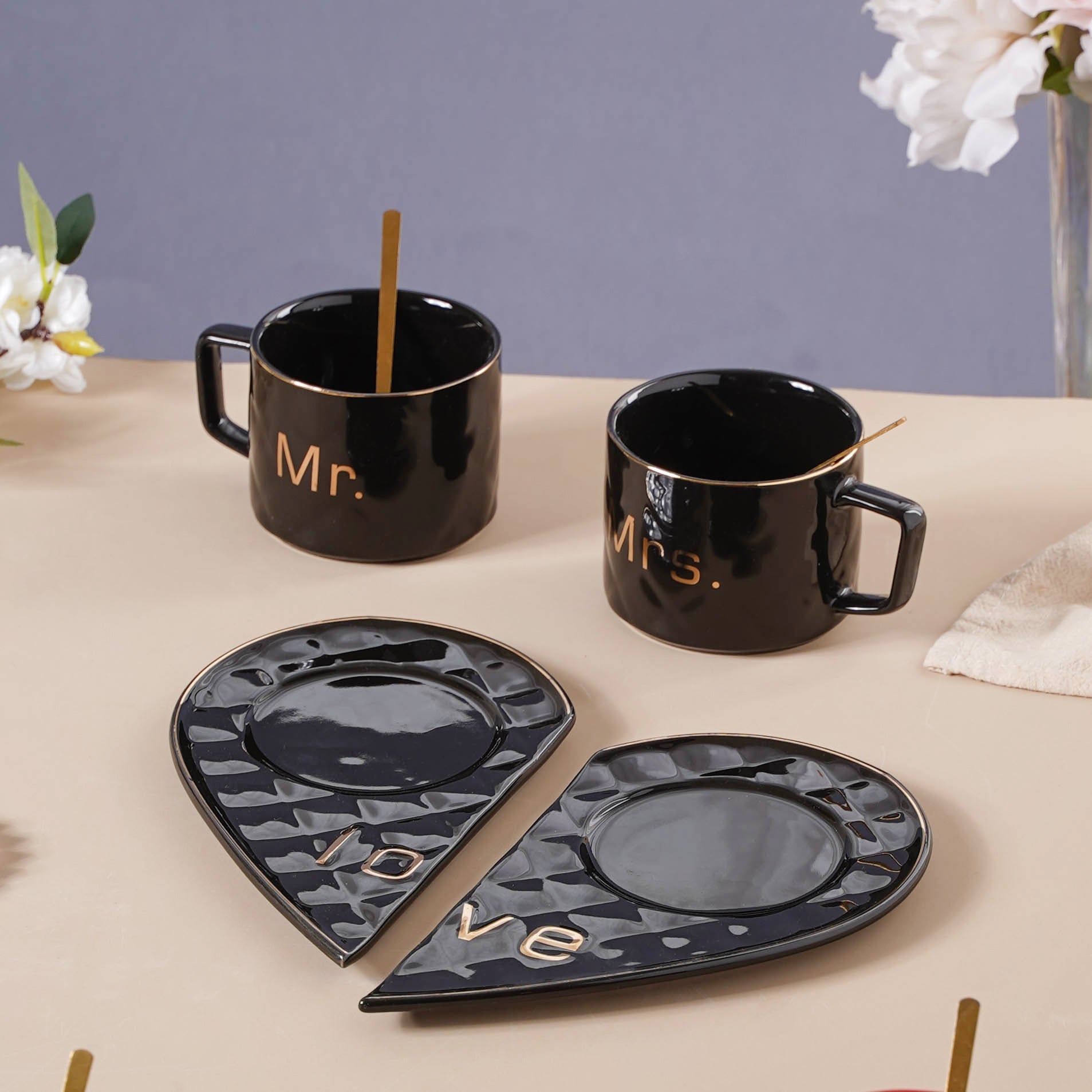 Set Enamorados tazas, platos, cucharas love corazon MR- MRS