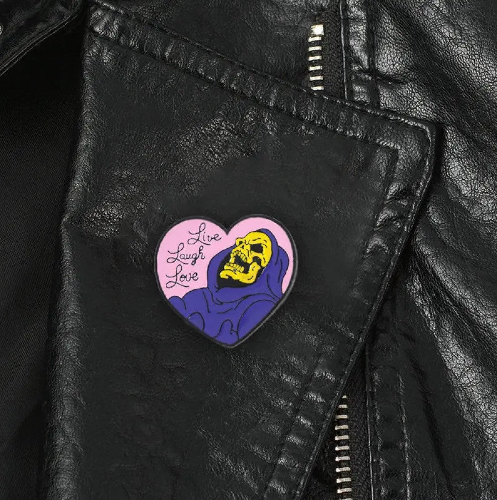 Pin Broche divertido Skeletor corazón "vive, ríe, ama"