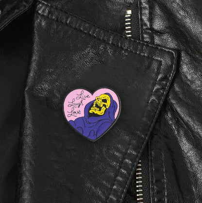 Pin Broche divertido Skeletor corazón "vive, ríe, ama"